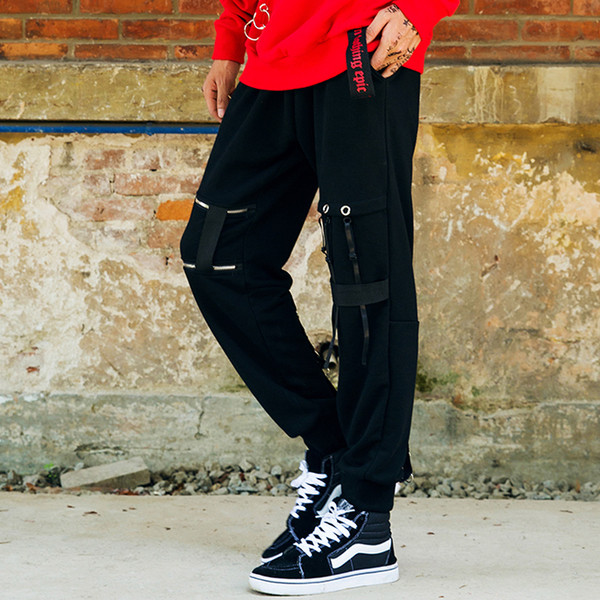 Αθλητικά κομψά αντρικά παντελόνια με ενδιαφέρουσα διακόσμηση σε μαύρο χρώμα