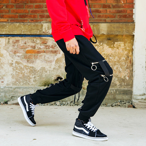 Αθλητικά κομψά αντρικά παντελόνια με ενδιαφέρουσα διακόσμηση σε μαύρο χρώμα