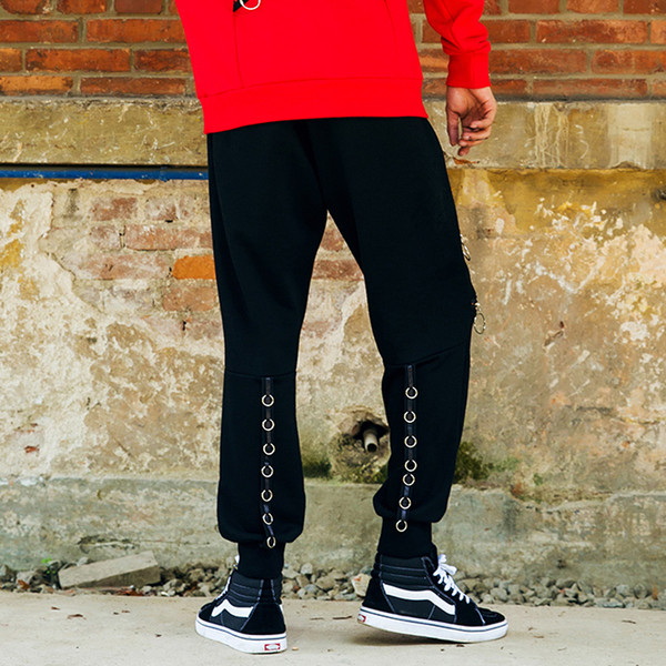 Αθλητικά κομψά αντρικά παντελόνια με ενδιαφέρουσα διακόσμηση σε μαύρο χρώμα