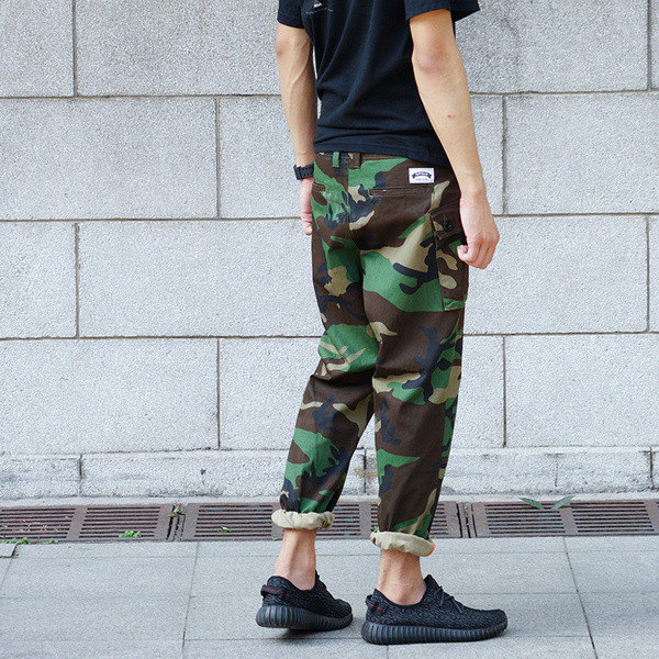 Спортен мъжки панталон в няколко разцетки, подходящ за ежедневие