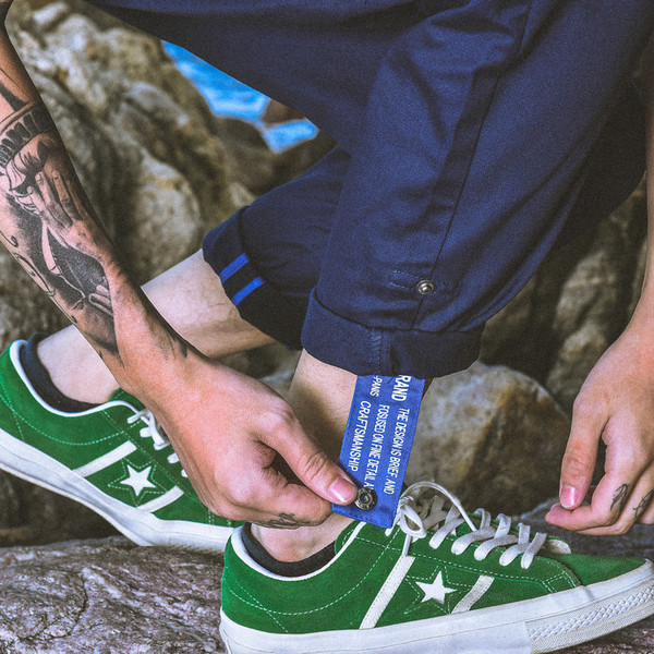 Κομψά και σπορ αντρικά παντελόνια σε ευρύ σχέδιο σε τρία χρώματα