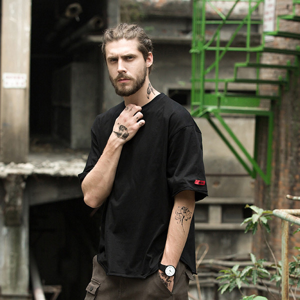 Ανδρικό μπλουζάκι με επιγραφή στο πίσω μέρος και μανίκια 3/4 σε τρία χρώματα