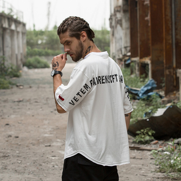 Ανδρικό μπλουζάκι με επιγραφή στο πίσω μέρος και μανίκια 3/4 σε τρία χρώματα