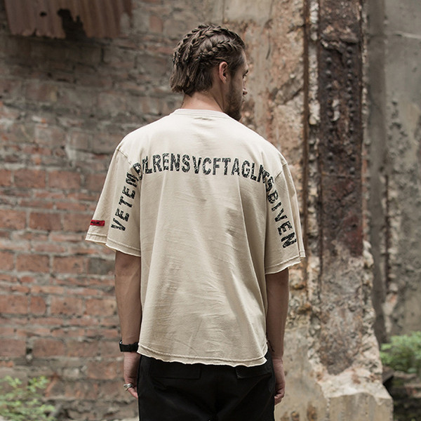 Ανδρικό μπλουζάκι με επιγραφή στο πίσω μέρος και μανίκια 3/4 σε τρία χρώματα