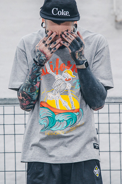 Αθλητικό κομψό ανδρικό μπλουζάκι με μια εικόνα κατάλληλη για καθημερινή τη ζωή