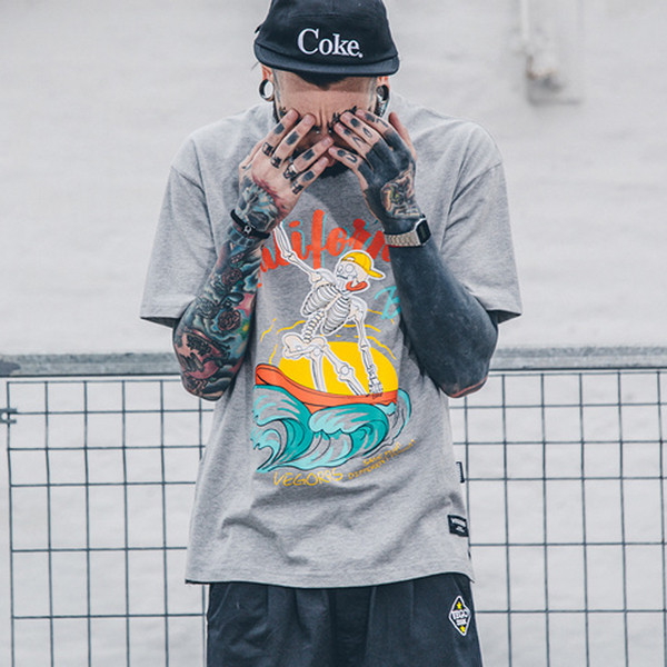 Αθλητικό κομψό ανδρικό μπλουζάκι με μια εικόνα κατάλληλη για καθημερινή τη ζωή