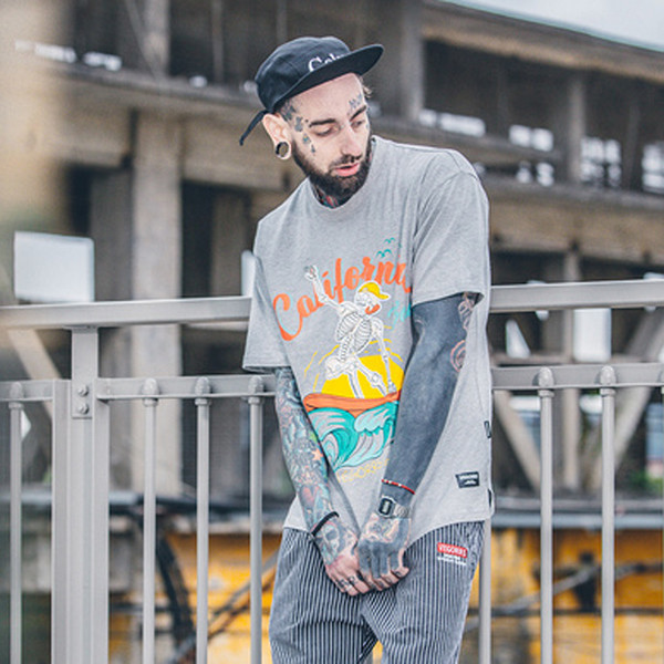 Αθλητικό κομψό ανδρικό μπλουζάκι με μια εικόνα κατάλληλη για καθημερινή τη ζωή