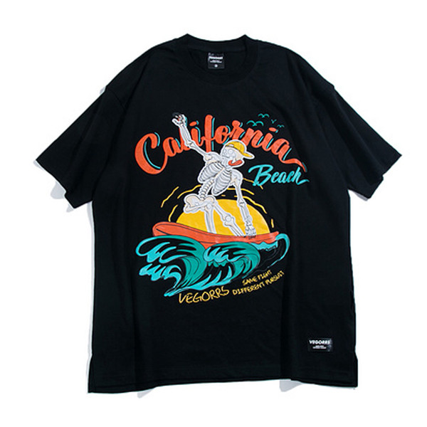 Αθλητικό κομψό ανδρικό μπλουζάκι με μια εικόνα κατάλληλη για καθημερινή τη ζωή