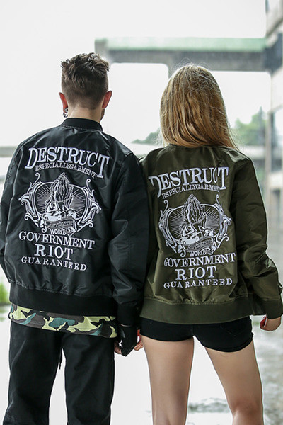 Ανδρικό μπουφάν σε τρία χρώματα με εφαρμογές