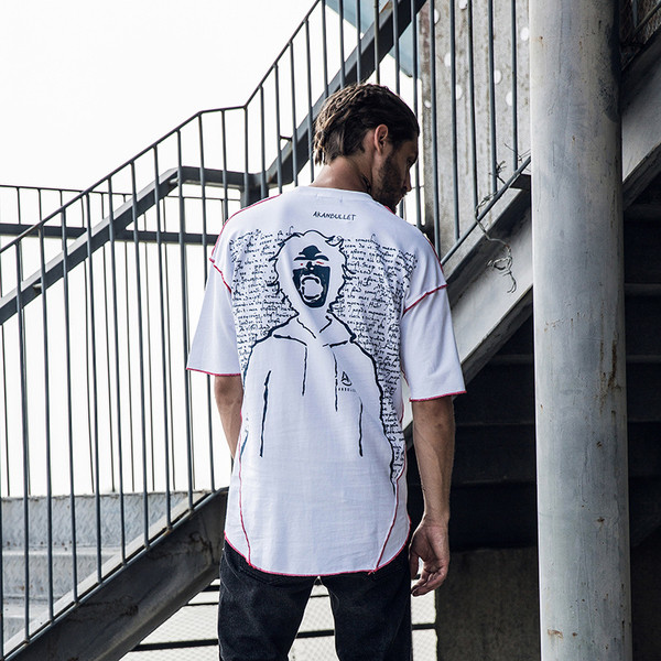 Αθλητικό κομψό ανδρικό μπλουζάκι σε τρία χρώματα με εικόνα και επιγραφές στο πίσω μέρος