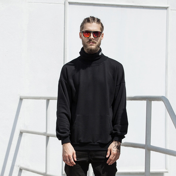 Ανδρικό φούτερ για το φθινόπωρο με έγχρωμη επιγραφή και κολάρο 