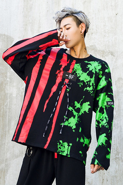 Ευρεία ανδρική μπλούζα  σε πολύχρωμο σχέδιο κατάλληλο για τη καθημερινή ζωή