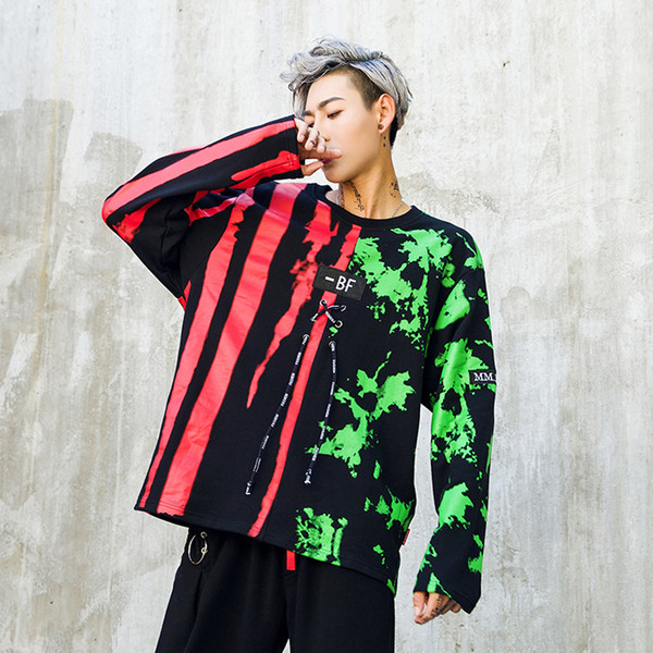 Ευρεία ανδρική μπλούζα  σε πολύχρωμο σχέδιο κατάλληλο για τη καθημερινή ζωή