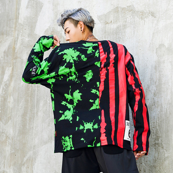 Ευρεία ανδρική μπλούζα  σε πολύχρωμο σχέδιο κατάλληλο για τη καθημερινή ζωή