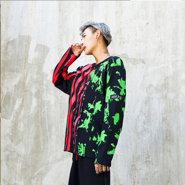 Ευρεία ανδρική μπλούζα  σε πολύχρωμο σχέδιο κατάλληλο για τη καθημερινή ζωή