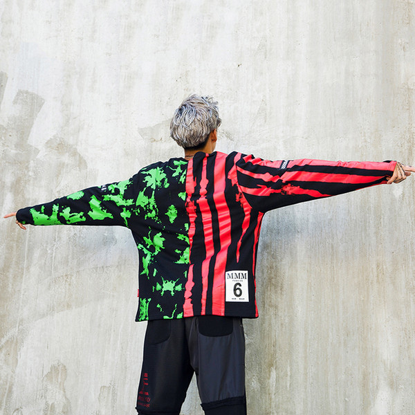 Ευρεία ανδρική μπλούζα  σε πολύχρωμο σχέδιο κατάλληλο για τη καθημερινή ζωή