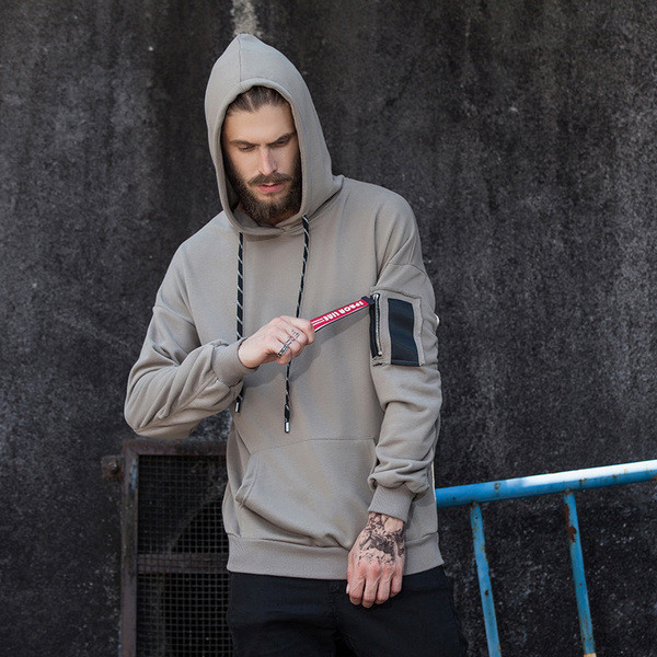 Ανδρικό φούτερ αθλητικών με εφαρμογή πίσω και κουκούλα