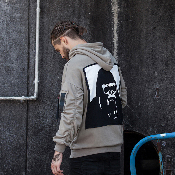 Ανδρικό φούτερ αθλητικών με εφαρμογή πίσω και κουκούλα