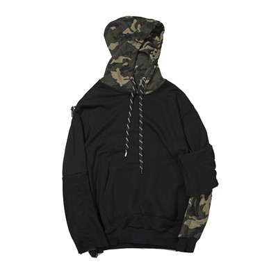 Αθλητικό ανδρικό φούτερ σε σχέδιο καμουφλάζ και κουκούλα σε δύο χρώματα