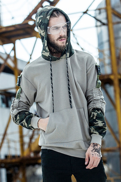 Αθλητικό ανδρικό φούτερ σε σχέδιο καμουφλάζ και κουκούλα σε δύο χρώματα