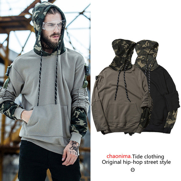 Αθλητικό ανδρικό φούτερ σε σχέδιο καμουφλάζ και κουκούλα σε δύο χρώματα