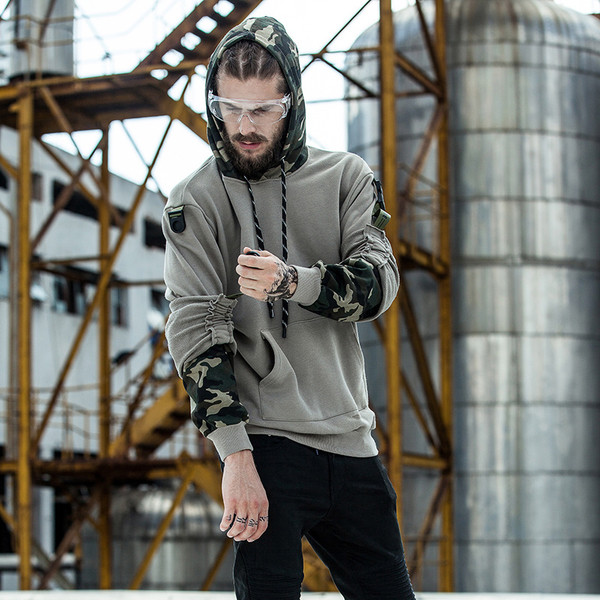 Αθλητικό ανδρικό φούτερ σε σχέδιο καμουφλάζ και κουκούλα σε δύο χρώματα