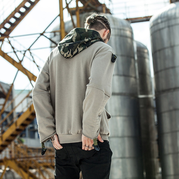 Αθλητικό ανδρικό φούτερ σε σχέδιο καμουφλάζ και κουκούλα σε δύο χρώματα