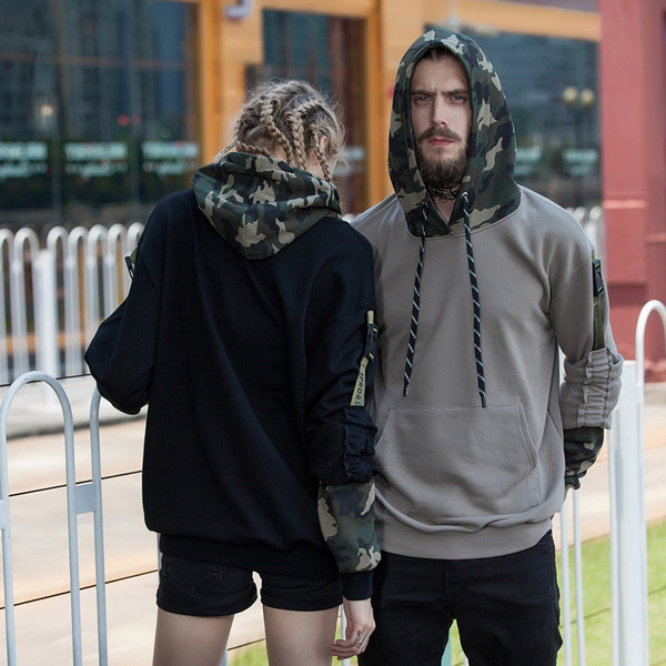 Αθλητικό ανδρικό φούτερ σε σχέδιο καμουφλάζ και κουκούλα σε δύο χρώματα