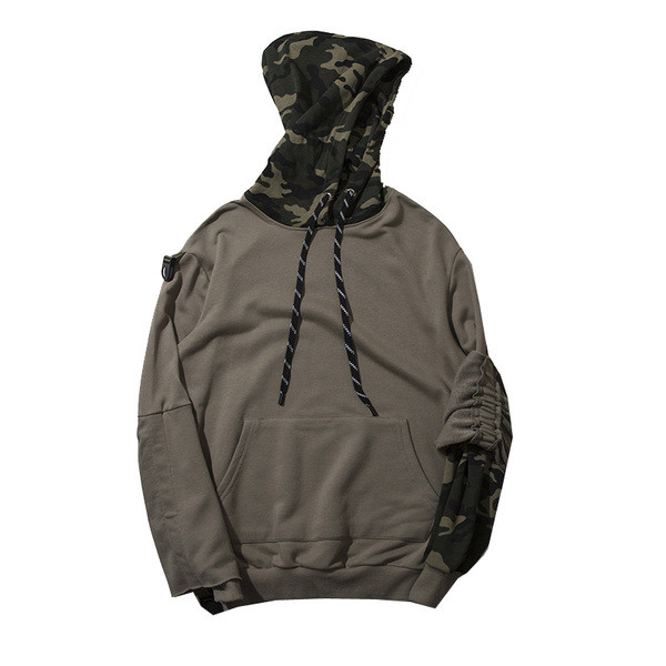 Αθλητικό ανδρικό φούτερ σε σχέδιο καμουφλάζ και κουκούλα σε δύο χρώματα