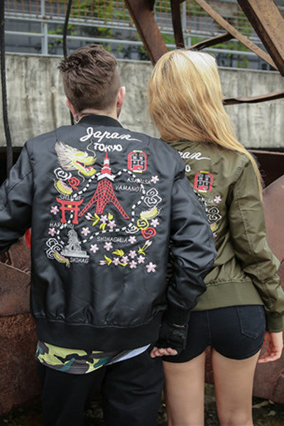 Μοντέρνο ανδρικό σακάκι για το  φθινόπωρο με κεντήματα στο πίσω μέρος