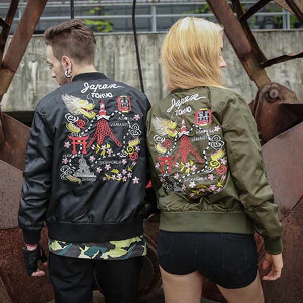 Μοντέρνο ανδρικό σακάκι για το  φθινόπωρο με κεντήματα στο πίσω μέρος