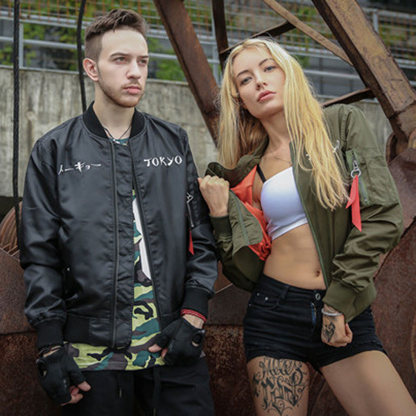 Μοντέρνο ανδρικό σακάκι για το  φθινόπωρο με κεντήματα στο πίσω μέρος