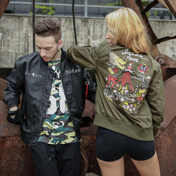 Μοντέρνο ανδρικό σακάκι για το  φθινόπωρο με κεντήματα στο πίσω μέρος