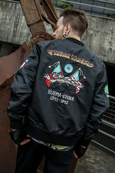 Φθινοπωρινό ανδρικό μπουφάνσε τρία χρώματα και με έγχρωμο κέντημα