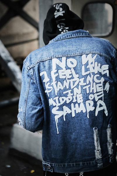 Καθημερινό τζιν μπουφάν με  μοτίβα