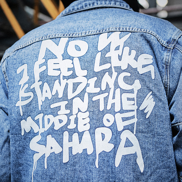 Καθημερινό τζιν μπουφάν με  μοτίβα