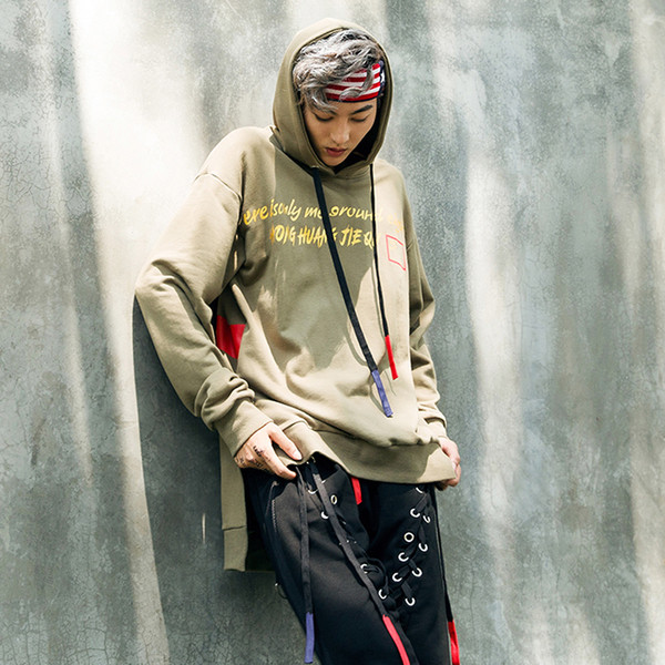 Κομψό και μακρύ αανδρικό φούτερ σε δύο χρώματα με επιγραφή και εφαρμογή στην πλάτη