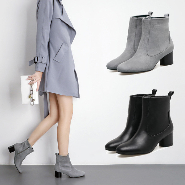 Κομψά ρετρό στυλ γυανικείες μπότες  σε μαύρο και γκρι χρώμα  με ελαφρό χοντρό τακούνι