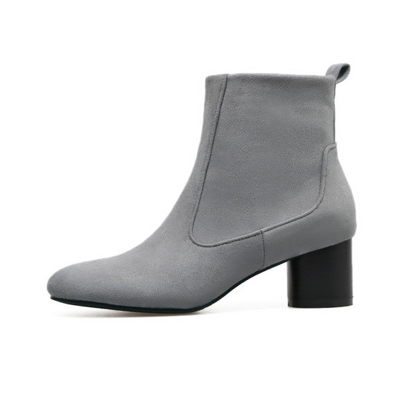 Κομψά ρετρό στυλ γυανικείες μπότες  σε μαύρο και γκρι χρώμα  με ελαφρό χοντρό τακούνι