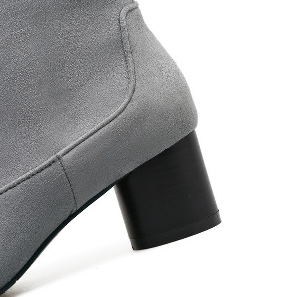 Κομψά ρετρό στυλ γυανικείες μπότες  σε μαύρο και γκρι χρώμα  με ελαφρό χοντρό τακούνι