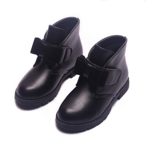 Γλυκιές παιδιικές μπότες για αγόρια και για κορίτσια σε τρία χρώματα με διακόσμηση και με κορδέλα