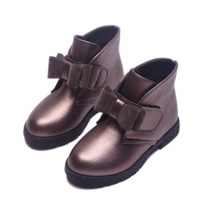 Γλυκιές παιδιικές μπότες για αγόρια και για κορίτσια σε τρία χρώματα με διακόσμηση και με κορδέλα