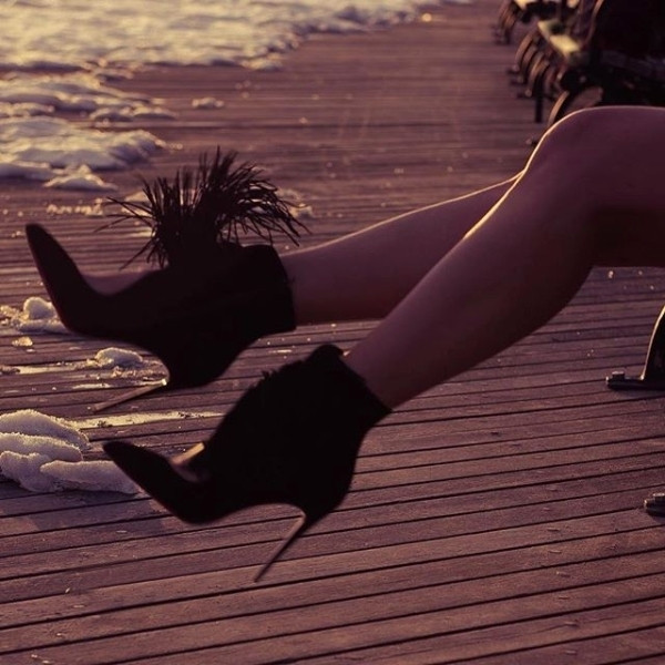 Страхотни дамски обувки на висок ток - остри и затворени с пискюл