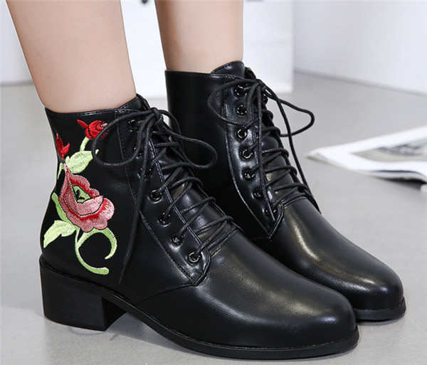 Ежедневни и много стилни дамски боти в ретро стил с интересна флорална шарена бродерия