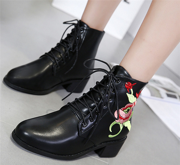 Ежедневни и много стилни дамски боти в ретро стил с интересна флорална шарена бродерия