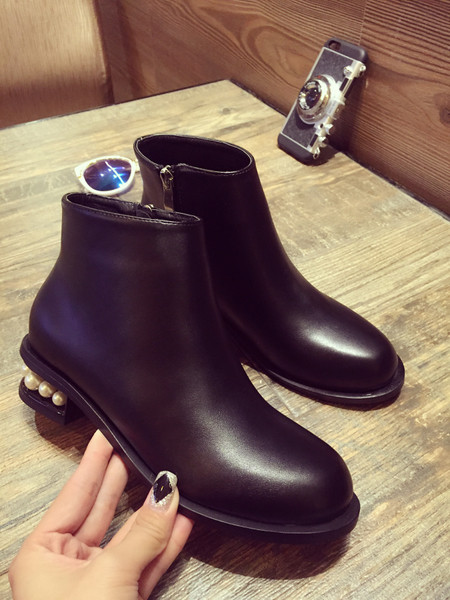 Κομψές γυναικείες μπότες σε μαύρο χρώμα με διακόσμηση και τακούνι