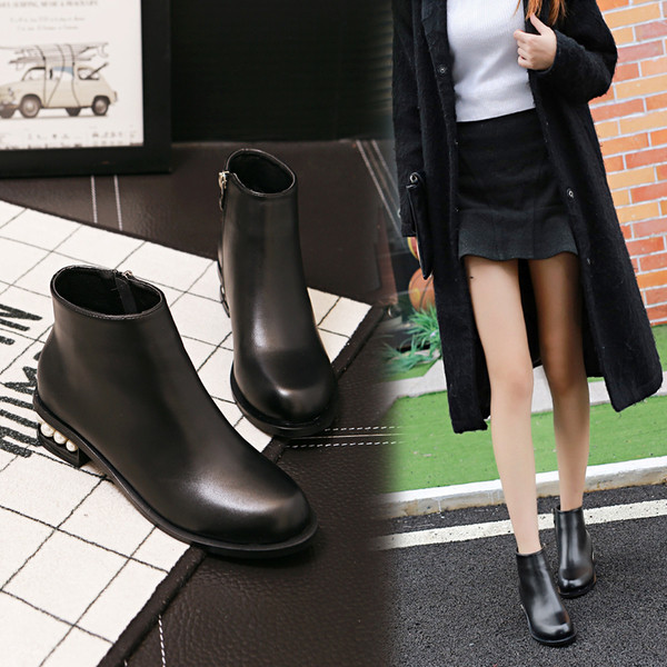 Κομψές γυναικείες μπότες σε μαύρο χρώμα με διακόσμηση και τακούνι