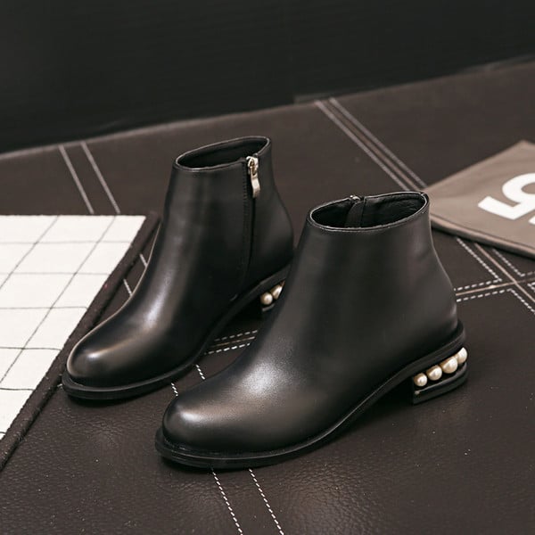 Κομψές γυναικείες μπότες σε μαύρο χρώμα με διακόσμηση και τακούνι