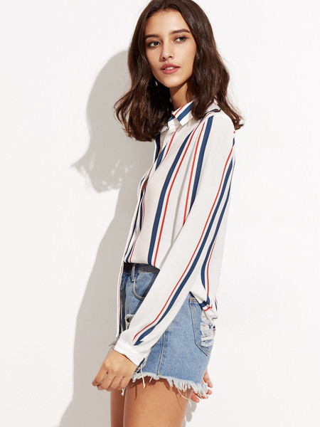 Όμορφο σπορ-κομψό γυναικείο πουκάμισο σε ριγέ - λευκό χρώμα