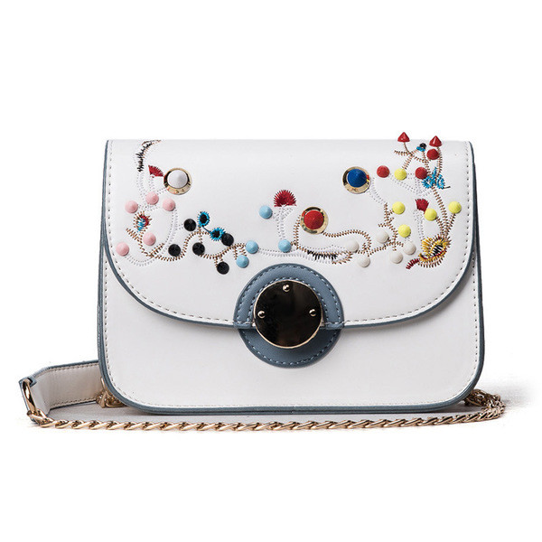 Καθημερινή γυναικεία τσάντα σε δύο χρώματα με κεντήματα και μεταλλική λαβή